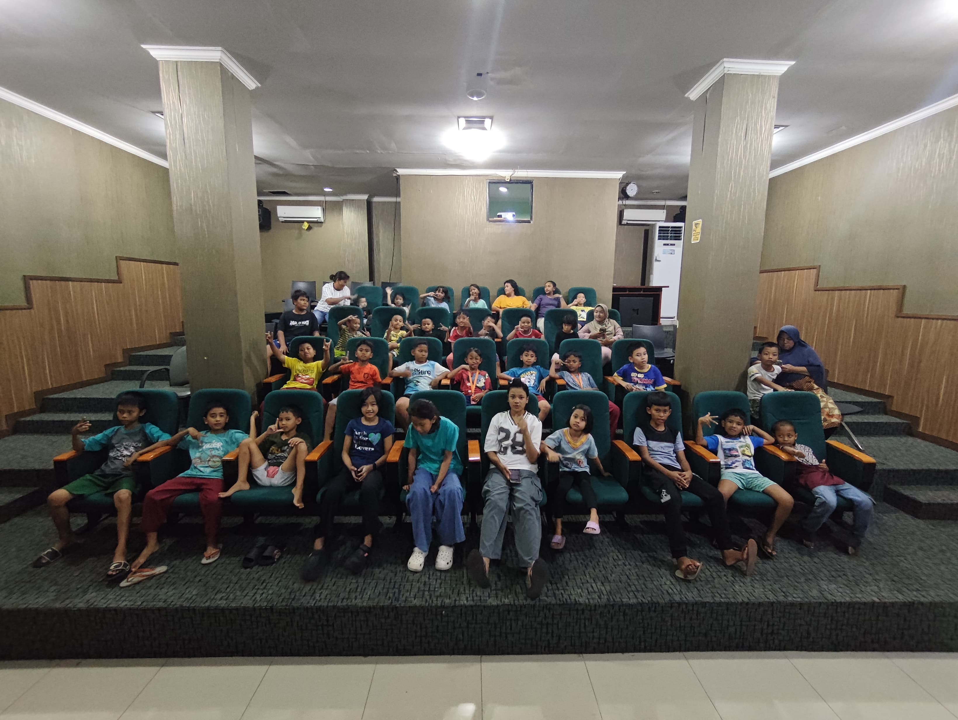 Menonton Film Edukasi